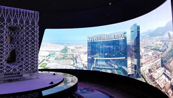 Turn Your Restaurant into a Showstopper with Curved LED Menus